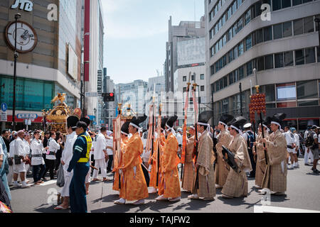 Tokio, Japan. 26. Mai 2019. Mitglieder des Heiligtums tragen Tracht Wanderungen während der Hanazono Schrein matsuri um Shinjuku am 26. Mai 2019 in Tokio, Japan. Mai 26, 2019 Credit: Nicolas Datiche/LBA/Alamy leben Nachrichten Stockfoto