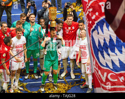 Berlin, Deutschland. 25 Mai, 2019. Franck Ribery, FCB 7 Manuel Neuer, FCB 1 Sven Ulreich, FCB 26. Das 1:0 fiel. Robert Lewandowski, FCB 9 David Alaba, FCB 27 Thomas Müller, Müller, FCB 25 Niklas SUELE, FCB4-FC BAYERN MÜNCHEN - RB LEIPZIG 3-0 Finale DFB-Pokal, DFB-Pokal, Berlin, 25. Mai 2019 Saison 2018/2019, Fussball, München, Red Bull Credit: Peter Schatz/Alamy leben Nachrichten Stockfoto