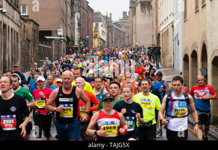 Edinburgh, Schottland, Großbritannien. 26 Mai, 2019. Viele Läufer, die sich an der Edinburgh Marathon Festival Marathon Run auf der Royal Mile in der Altstadt von Edinburgh gegenüber Holyrood. Credit: Iain Masterton/Alamy leben Nachrichten Stockfoto