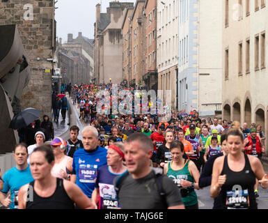 Edinburgh, Schottland, Großbritannien. 26 Mai, 2019. Viele Läufer, die sich an der Edinburgh Marathon Festival Marathon Run auf der Royal Mile in der Altstadt von Edinburgh gegenüber Holyrood. Credit: Iain Masterton/Alamy leben Nachrichten Stockfoto