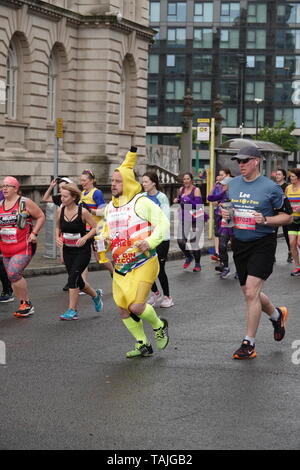 Liverpool, Großbritannien. 26. Mai 2019. Läufer, die sich an der Rock n Roll Marathon Wochenende, wo Rennen 1 mile, 5 k, Halbmarathon und Marathon rund um die landschaftlichen Sehenswürdigkeiten von Liverpool. Credit: ken Biggs/Alamy leben Nachrichten Stockfoto