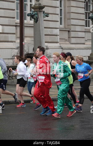 Liverpool, Großbritannien. 26. Mai 2019. Läufer, die sich an der Rock n Roll Marathon Wochenende, wo Rennen 1 mile, 5 k, Halbmarathon und Marathon rund um die landschaftlichen Sehenswürdigkeiten von Liverpool. Credit: ken Biggs/Alamy leben Nachrichten Stockfoto