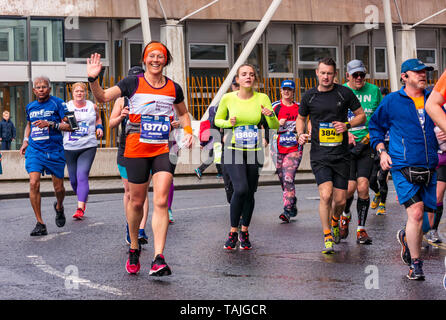 Holyrood, Edinburgh, Schottland Vereinigtes Königreich. 26. Mai 2019. Edinburgh Marathon: Marathonläufer laufen an einem nassen Tag am schottischen Parlamentsgebäude vorbei Stockfoto