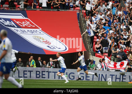 London, Großbritannien. 25 Mai, 2019. Connor Jenkins der Tranmere Rovers (rechts) feiert, nachdem er zählt seine Mannschaften 1. Ziel. Skybet Fußball-Liga zwei Play-off Finale, Newport County v Tranmere Rovers im Wembley Stadion in London am Samstag, den 25. Mai 2019. Dieses Bild dürfen nur für redaktionelle Zwecke verwendet werden. Nur die redaktionelle Nutzung, eine Lizenz für die gewerbliche Nutzung erforderlich. Keine Verwendung in Wetten, Spiele oder einer einzelnen Verein/Liga/player Publikationen. Credit: Andrew Orchard sport Fotografie/Alamy leben Nachrichten Stockfoto