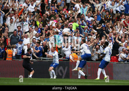 London, Großbritannien. 25 Mai, 2019. Connor Jenkins der Tranmere Rovers (Mitte) feiert mit seinen Mannschaftskameraden, nachdem er zählt seine Mannschaften 1. Ziel. Skybet Fußball-Liga zwei Play-off Finale, Newport County v Tranmere Rovers im Wembley Stadion in London am Samstag, den 25. Mai 2019. Dieses Bild dürfen nur für redaktionelle Zwecke verwendet werden. Nur die redaktionelle Nutzung, eine Lizenz für die gewerbliche Nutzung erforderlich. Keine Verwendung in Wetten, Spiele oder einer einzelnen Verein/Liga/player Publikationen. Credit: Andrew Orchard sport Fotografie/Alamy leben Nachrichten Stockfoto