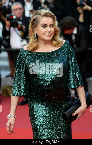 Cannes, Frankreich. 25 Mai, 2019. Catherine Deneuve kommt zur Premiere von "CÉRÉMONIE DE CLOTURE/HORS NORMES" während der 2019 Cannes Film Festival am 25. Mai 2019 im Palais des Festivals in Cannes, Frankreich. (Credit: Lyvans Boolaky/Image Space/Medien Punch)/Alamy leben Nachrichten Stockfoto