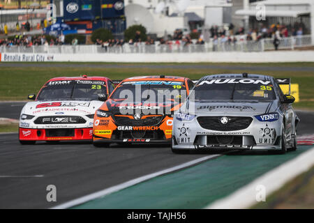 Winton, Victoria, Australien. 25 Mai, 2019. Die Jungfrau Australien Supercars Meisterschaft; Davison, Jack LeBroq und Todd Hazelwood Kampf um Position während des Winton SuperSprint Credit: Aktion plus Sport/Alamy leben Nachrichten Stockfoto