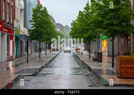 Fishergate Preston City Centre, Lancashire, Großbritannien. 26. Mai 2019 UK Wetter; Wind & Regen bringt Bank Holiday ins Stadtzentrum, mit starkem Wind und treibenden Regen & weiteren Schauern. Stockfoto