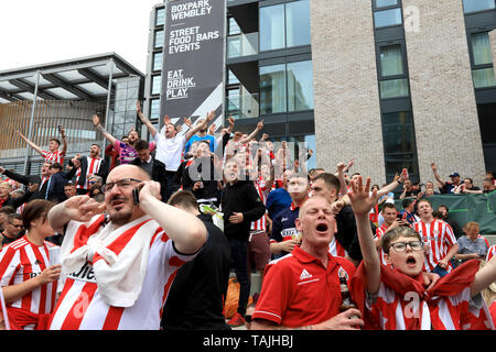 Sunderland Fans vor dem Sky Bet Liga 1 Play off Finale zwischen Charlton Athletic und Sunderland im Wembley Stadion, London am Sonntag, den 26. Mai 2019. Credit: MI Nachrichten & Sport/Alamy leben Nachrichten Stockfoto