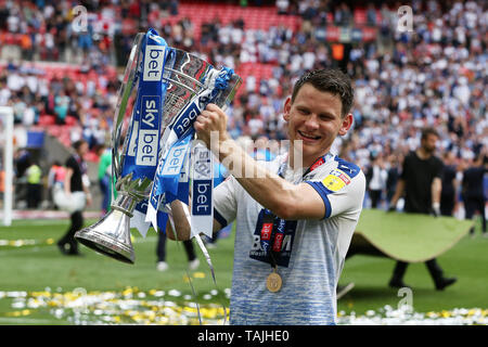 London, Großbritannien. 25 Mai, 2019. Connor Jennings der Tranmere Rovers hält die Trophäe nach dem Spiel. Skybet Fußball-Liga zwei Play-off Finale, Newport County v Tranmere Rovers im Wembley Stadion in London am Samstag, den 25. Mai 2019. Dieses Bild dürfen nur für redaktionelle Zwecke verwendet werden. Nur die redaktionelle Nutzung, eine Lizenz für die gewerbliche Nutzung erforderlich. Keine Verwendung in Wetten, Spiele oder einer einzelnen Verein/Liga/player Publikationen. Credit: Andrew Orchard sport Fotografie/Alamy leben Nachrichten Stockfoto