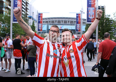 London, Großbritannien. 26 Mai, 2019 zwei Sunderland Fans zeigen ihre Unterstützung vor. Skybet Fußball Liga Play off Finale, Charlton Athletic v Sunderland im Wembley Stadion in London am Sonntag, den 26. Mai 2019. Dieses Bild dürfen nur für redaktionelle Zwecke verwendet werden. Nur die redaktionelle Nutzung, eine Lizenz für die gewerbliche Nutzung erforderlich. Keine Verwendung in Wetten, Spiele oder einer einzelnen Verein/Liga/player Publikationen. Credit: Andrew Orchard sport Fotografie/Alamy leben Nachrichten Stockfoto