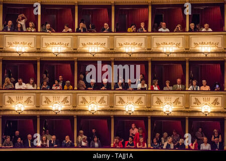 Wien, Österreich. 25 Mai, 2019. Publikum warten, bis die Leistung an der Wiener Staatsoper in Wien, Österreich, 25. Mai 2019 zu starten. Wiener Staatsoper statt, ein spezielles Programm am Samstag zu Ehren des 150-jährigen Bestehens des Hauses und seine Künstler zu bezahlen. Die Wiener Staatsoper ist eines der berühmtesten Opernhäuser der Welt, die am 25. Mai eröffnet wurde. Quelle: Xinhua/Alamy leben Nachrichten Stockfoto