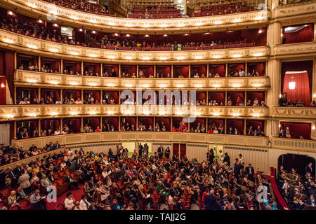 Wien, Österreich. 25 Mai, 2019. Publikum warten, bis die Leistung an der Wiener Staatsoper in Wien, Österreich, 25. Mai 2019 zu starten. Wiener Staatsoper statt, ein spezielles Programm am Samstag zu Ehren des 150-jährigen Bestehens des Hauses und seine Künstler zu bezahlen. Die Wiener Staatsoper ist eines der berühmtesten Opernhäuser der Welt, die am 25. Mai 1869 eröffnet wurde. Quelle: Xinhua/Alamy leben Nachrichten Stockfoto