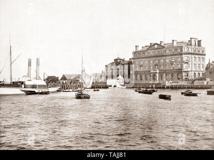 Ein Ende des 19. Jahrhunderts auf die 'Hoi' Raddampfer Kai und Great Western Hotel in Harwich, eine Stadt in der Grafschaft Essex, England und eine der Hafen Häfen, an der Küste mit der Nordsee im Osten. Seine Position an den Mündungen der Flüsse Stour und Orwell und seine Nützlichkeit für Seefahrer als einzig sicheren Ankerplatz Zwischen der Themse und dem Humber führte zu einer langen Periode der maritime Bedeutung, sowohl im zivilen als auch im militärischen Bereich. Stockfoto