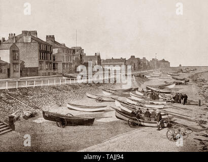 Ein aus dem späten 19. Jahrhundert mit Blick auf den Strand mit Fischer und ihre Boote in Redcar, einem Badeort und Stadt, Teil der North Riding von Yorkshire, England. Stockfoto