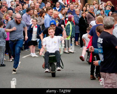 News UK: wirksworth Schubkarrenrennen, 25. Mai 2019 Derbyshire Dales, Peak District, Derbyshire, England, Großbritannien Stockfoto