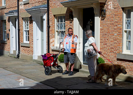 Postman Zustellung von Mails, Churchside, Howden, East Yorkshire, England, Großbritannien Stockfoto