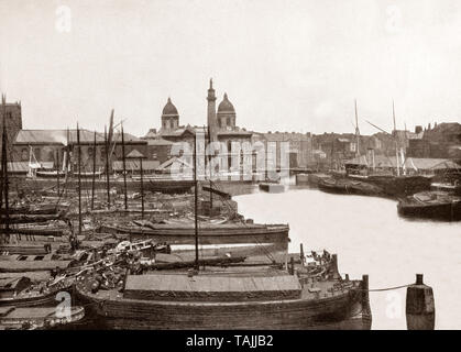 Ein Ende des 19. Jahrhunderts auf das Dock Büros, Wilberforce Memorial und Hafen in Kingston upon Hull, meist abgekürzt: Rumpf, einer Hafenstadt in der East Riding von Yorkshire, England. Es liegt auf dem Fluss Hull an seinem Zusammenfluss mit der Humber-mündung. Es ist lange Geschichte umfasst eine Marktstadt, Militär, Trading Hub, Fischerei und Walfang Zentrum und industrielle Metropole und einem frühen Theater der Schlacht in der englischen Bürgerkriege. Die aus dem 18. Jahrhundert Mitglied des Parlaments, William Wilberforce, nahm eine wichtige Rolle bei der Abschaffung des Sklavenhandels in Großbritannien. Stockfoto