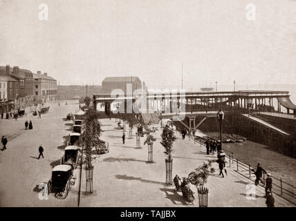 Ein Ende des 19. Jahrhunderts Blick auf den Pier und am Fluss in Kingston upon Hull, meist abgekürzt: Rumpf, einer Hafenstadt in der East Riding von Yorkshire, England. Es liegt auf dem Fluss Hull an seinem Zusammenfluss mit der Humber-mündung. Es ist lange Geschichte umfasst eine Marktstadt, Militär, Trading Hub, Fischerei und Walfang Zentrum und industrielle Metropole und einem frühen Theater der Schlacht in der englischen Bürgerkriege. Die aus dem 18. Jahrhundert Mitglied des Parlaments, William Wilberforce, nahm eine wichtige Rolle bei der Abschaffung des Sklavenhandels in Großbritannien. Stockfoto