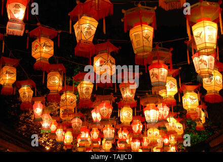 Chinesische Laternen in Chengdu an der Wuhou Tempel Laternenfest in Chengdu, China. Die roten und goldenen Laternen sind für das chinesische Neujahr. Rote Laternen. Stockfoto