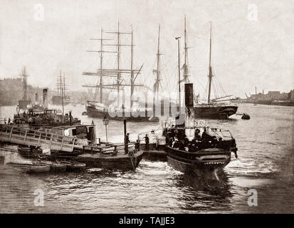 Ein Ende des 19. Jahrhunderts Blick auf den Schiffsverkehr auf dem Fluss Tyne in Newcastle upon Tyne, allgemein bekannt als Newcastle. Am nördlichen Ufer des Flusses, der Stadt, in Tyne und Wear, North East England ist die bevölkerungsreichste Stadt im Norden Osten und bildet den Kern der Tyneside Ballungsraum, der achte bevölkerungsreichste Stadt im Vereinigten Königreich. Stockfoto