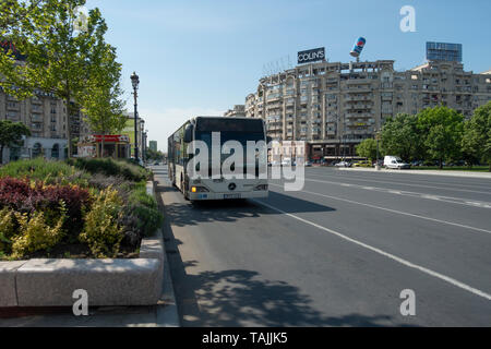 Single Decker öffentlichen STB-Bus an der südöstlichen Ecke von Piața Unirii (Union Square/Vereinigung Platz) im Zentrum von Bukarest/București, Rumänien Stockfoto