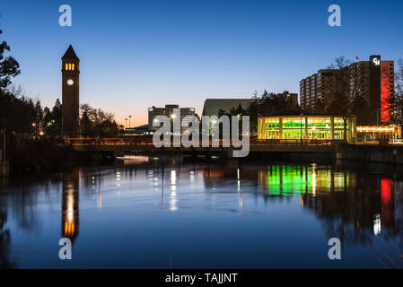 Am Morgen einen Blick auf die Spokane River in den Spokane Opera House und Convention Center in Riverfront Park Spokane Washington USA fließt Stockfoto