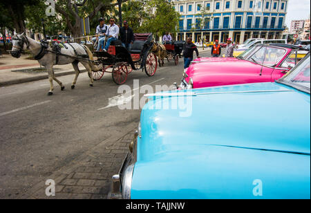 Havanna, Kuba - Taxis warten Tarife vor dem Hotel Parque Central (Central Park). Klassische amerikanische Autos aus den 50er Jahren importiert werden, bevor der US-em Stockfoto