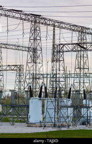 Hydro station mit riesigen leistungstransformatoren Stockfoto