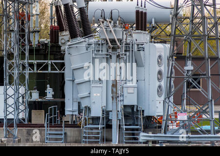 Hydro station mit riesigen leistungstransformatoren Stockfoto