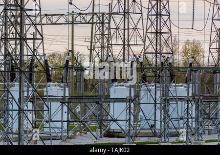 Hydro station mit riesigen leistungstransformatoren Stockfoto