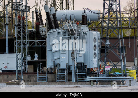 Hydro station mit riesigen leistungstransformatoren Stockfoto