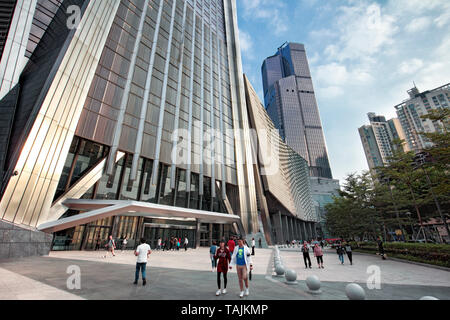 Menschen zu Fuß durch Ping eine International Finance Center, einem 599 Meter hohen Wolkenkratzer in Futian CBD. Shenzhen, Guangdong, China. Stockfoto