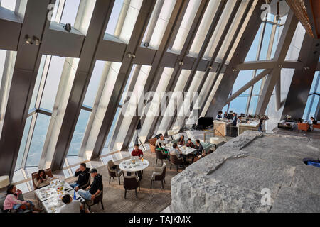 Bar auf der Dachterrasse in Ping An International Finance Center, einem 599 Meter hohen Wolkenkratzer in Futian CBD. Shenzhen, Guangdong, China. Stockfoto