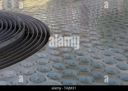 Stille Wasser sind von dem japanischen Architekten Tadao Ando im Mount Street, Mayfair London Stockfoto