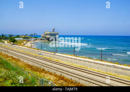 Haifa, Israel - 18. Mai 2019: Ansicht der Küste, mit Eisenbahn und das ozeanographische Zentrum, mit Einheimischen, in Haifa, Israel Stockfoto