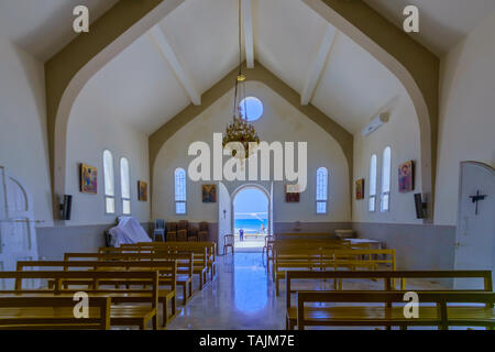 Haifa, Israel - 18. Mai 2019: Die hl. Gregor Kirche, in der Nähe des Strandes, mit Einheimischen, in Haifa, Israel Stockfoto