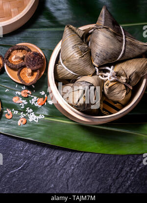 Zongzi, leckere frische heiße gedämpftem Reis Knödel in die Dampfeinheit ein. Close Up, Kopieren, berühmten asiatischen leckeres Essen in Drachenboot Festival duanwu Stockfoto