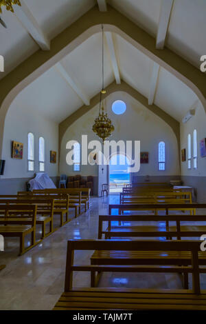 Haifa, Israel - 18. Mai 2019: Die hl. Gregor Kirche, in der Nähe des Strandes, mit Einheimischen, in Haifa, Israel Stockfoto