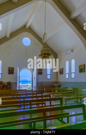 Haifa, Israel - 18. Mai 2019: Die hl. Gregor Kirche, in der Nähe des Strandes, mit Einheimischen, in Haifa, Israel Stockfoto