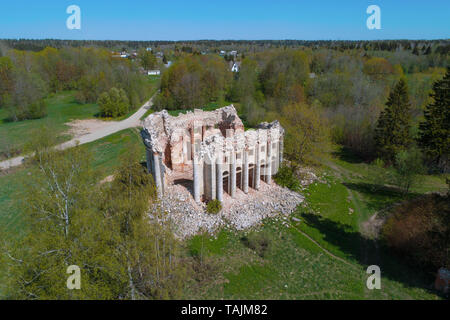 Blick auf die Ruinen der alten Kirche im Dorf der Fünfte Berg an einem sonnigen Tag (Schießen aus einem quadrocopter). Region Leningrad, Stockfoto