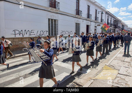 Student band marschieren auf den Straßen bei einem Arbeitnehmer protestieren, Sucre, Bolivien Stockfoto