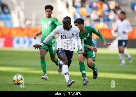 Gdynia, Polen, 25. Mai, 2019: Moussa Diaby, Hamed Alghamdi während der 2019 FIFA U-20 WM Gruppe E Übereinstimmung zwischen Frankreich und Saudi-arabien in Gdynia Stadion in Gdynia. Credit: Tomasz Zasinski/Alamy leben Nachrichten Stockfoto