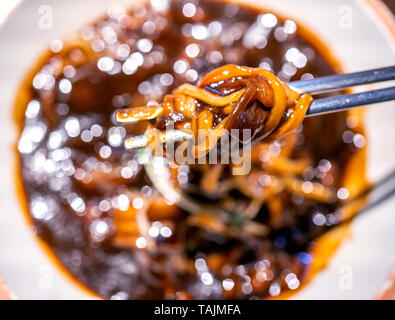 Jajangmyeon, jjajangmyeon, gebraten Sauce Nudel, köstliche traditionelle koreanische Küche Nudeln mit Korea einfügen Sauce aus schwarzen Bohnen, Nahaufnahme, kopieren Raum Stockfoto