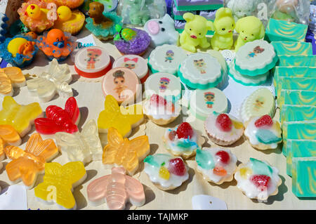 Schöne bunte handgemachte Seife. Seife herstellen Eco waren. Fair - eine Ausstellung der Volkskunst Handwerker. Stockfoto
