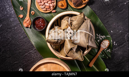 Zongzi, leckere frische heiße gedämpftem Reis Knödel in die Dampfeinheit ein. Close Up, Kopieren, berühmten asiatischen leckeres Essen in Drachenboot Festival duanwu Stockfoto