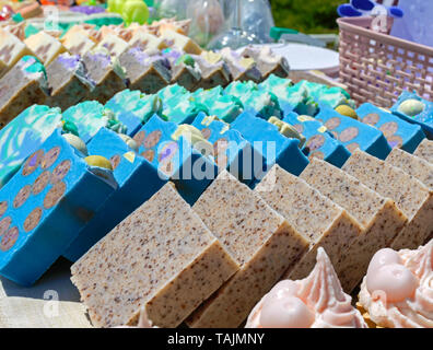 Schöne bunte handgemachte Seife. Seife herstellen Eco waren. Fair - eine Ausstellung der Volkskunst Handwerker. Stockfoto