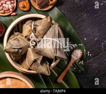 Zongzi, leckere frische heiße gedämpftem Reis Knödel in die Dampfeinheit ein. Close Up, Kopieren, berühmten asiatischen leckeres Essen in Drachenboot Festival duanwu Stockfoto