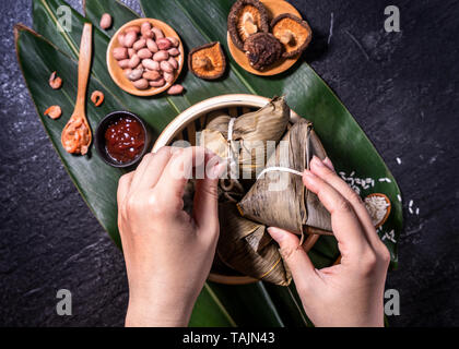 Zongzi, leckere frische heiße gedämpftem Reis Knödel in die Dampfeinheit ein. Close Up, Kopieren, berühmten asiatischen leckeres Essen in Drachenboot Festival duanwu Stockfoto