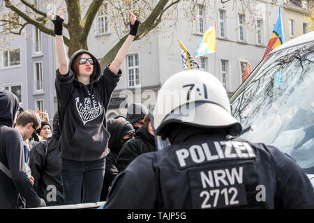 Gegendemonstration der Antifa in einer Demonstration von Rechtsextremen Gruppen in Dortmund unter dem Motto "Europa Erwache, Deutschland, Stockfoto